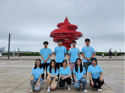 青島科技大學(xué)赴青島市“巡禮藍(lán)海情，筑夢文明行”文明旅游實(shí)踐團(tuán)隊(duì)赴五四廣場、小麥