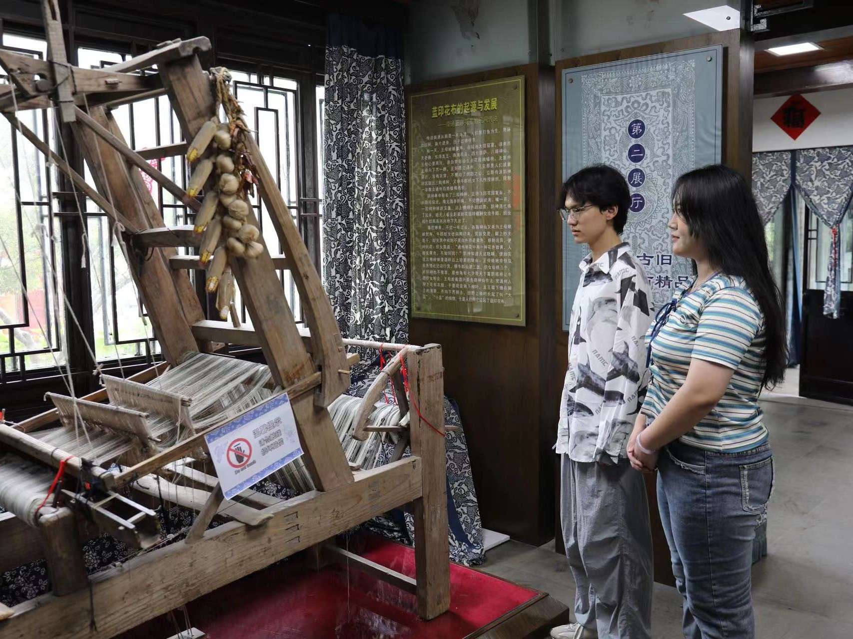 無錫學(xué)院學(xué)子三下鄉(xiāng)：鷂影風(fēng)舞通城夢，白袷藍(lán)衫世界心